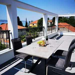 https://new-apartments-9-minutes-from-split-airport.hotels-in-trogir.com